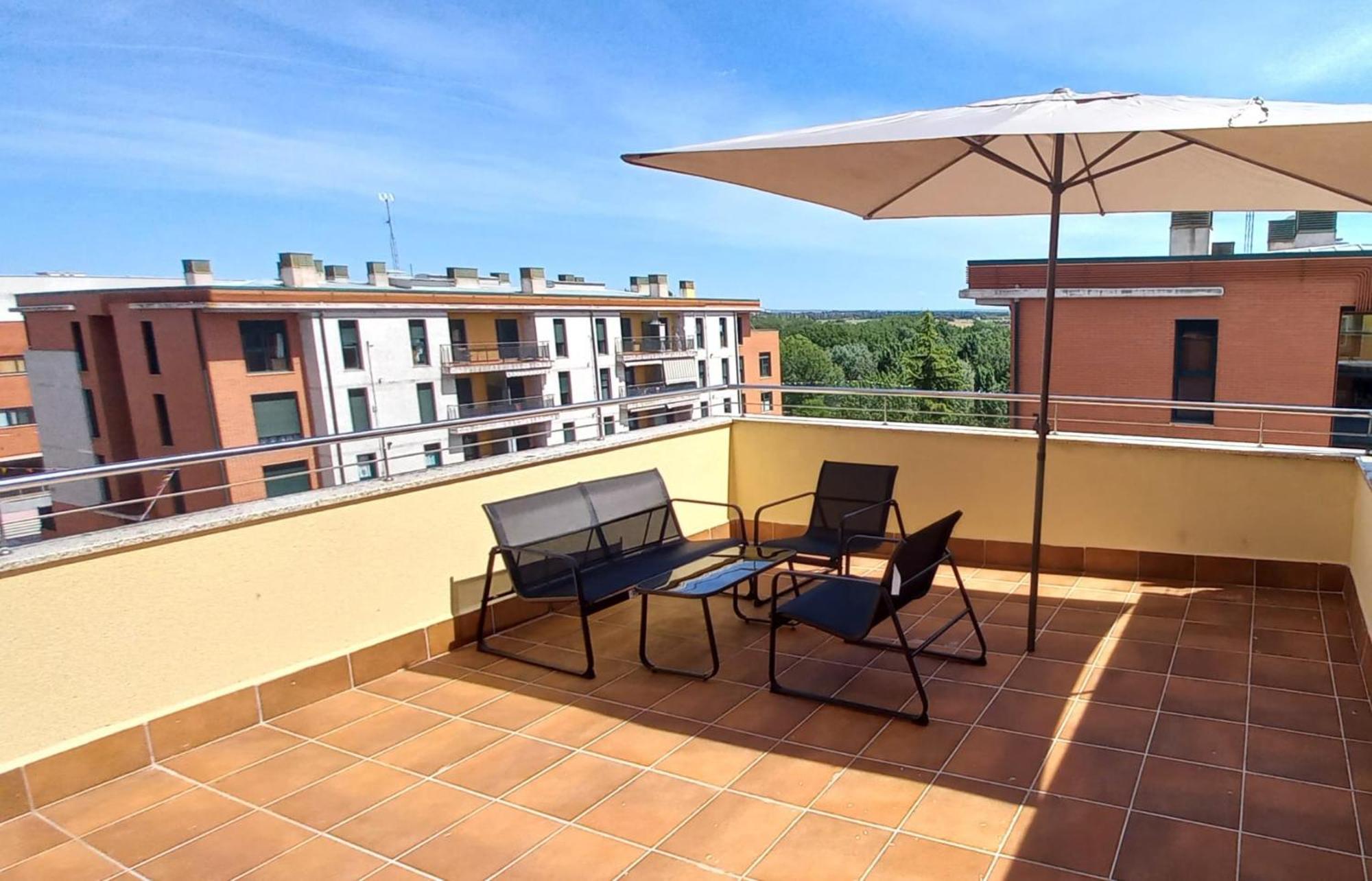 Apartamento Con 2 Dormitorios, Garaje Y Terraza Junto A 巴利亚多利德 外观 照片